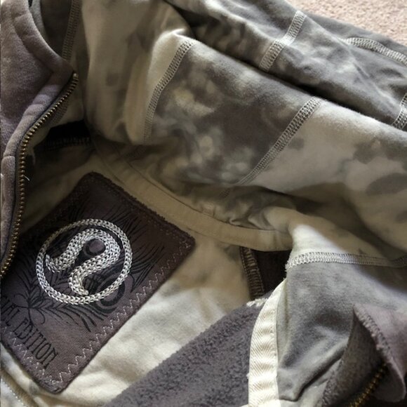 Limited Edition Lululemon Scuba Hoodie /Travel Pillow, Magnum/Ghost Snowy Owl, 6 - Picture 8 of 14